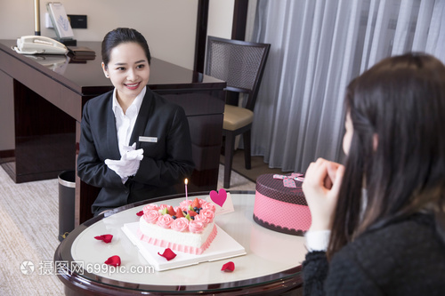 酒店服务人员给客户过生日